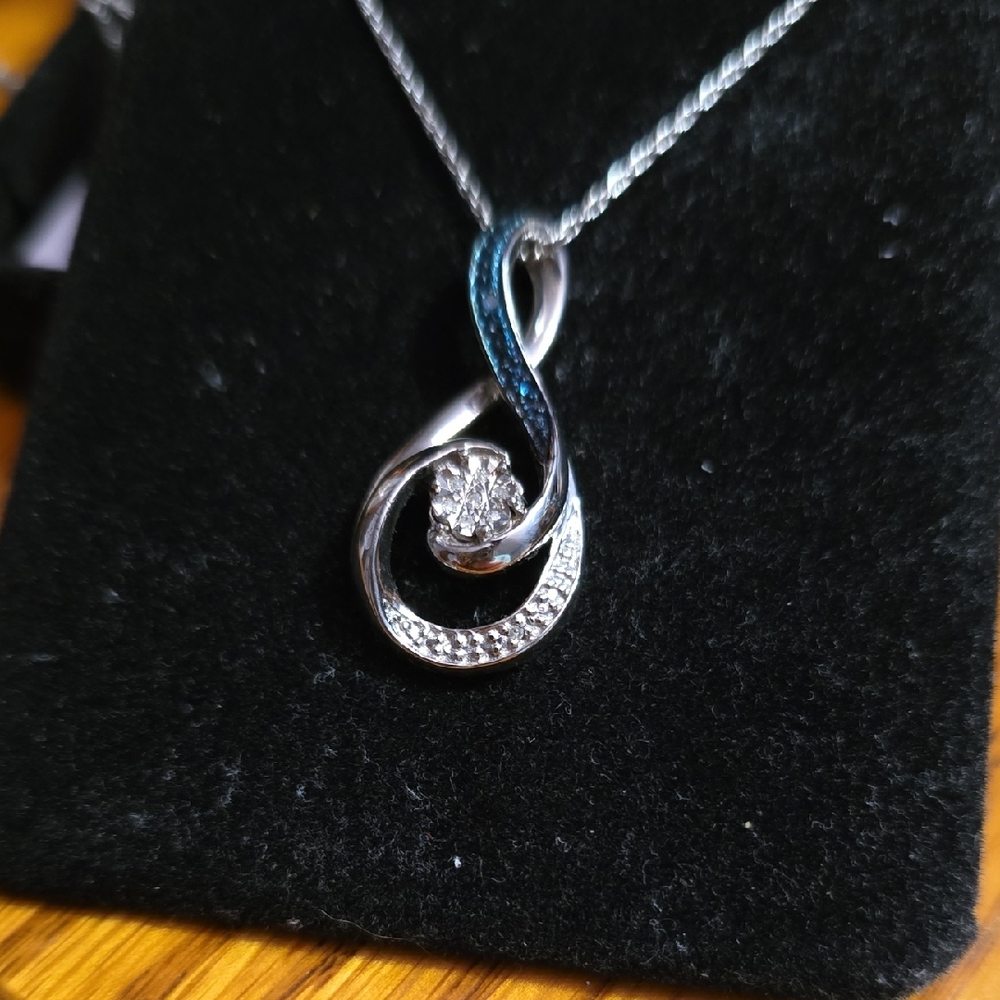 Elegant Silver and Blue Pendant Necklace